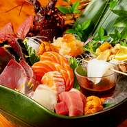 近郊の漁港をはじめ、各地の漁港から仕入れる季節の魚介が使われています。その日の良いものを選りすぐった盛り合わせは3種980円から。時期や仕入れ状況によって内容が変わります。※画像はイメージです。