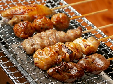 ジューシーな「奥丹波鶏」を備長炭で香ばしく焼き上げた『焼き鳥盛り合わせ』五串