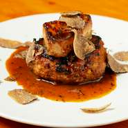 牛肉8：豚肉2の割合でつくる、肉の旨さがたっぷり詰まったハンバーグ。ふわふわな食感に焼き上がったハンバーグの上にフォアグラのソテーが載り、さらにトリュフソースが添えられた贅沢な逸品です。