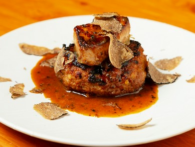溢れる赤身肉の美味しさが口いっぱいに広がる『フォアグラとハンバーグトリュフがけ』