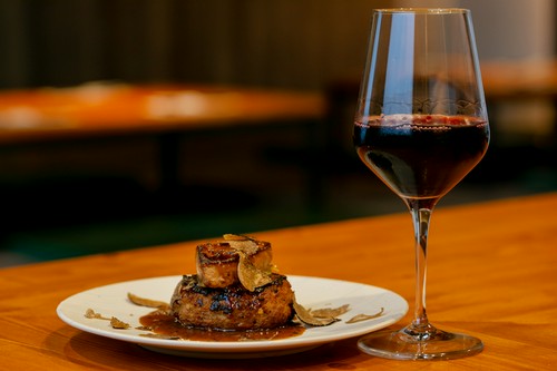 濃厚なフォアグラ、肉の旨味が詰まった贅沢な『ハンバーグ』