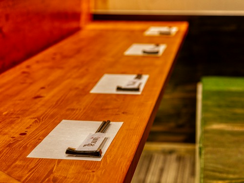 二人で語らうひとときに。奥行きのあるカウンター席