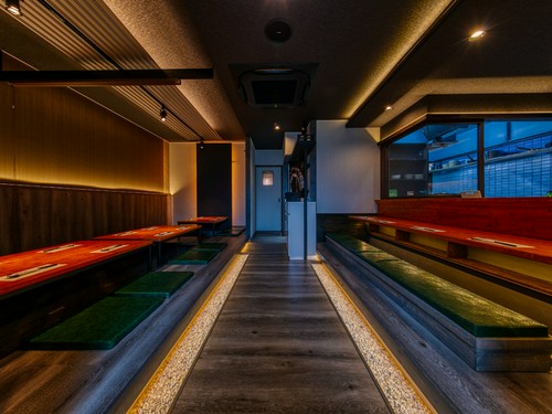 ダークな色調の木材を、間接照明が柔らかい印象に演出