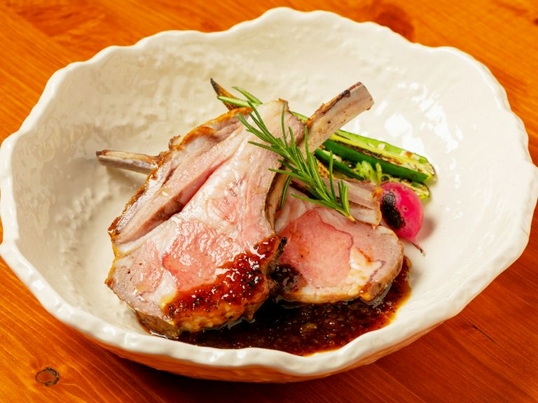 丁寧な下処理と火入れが決め手『仔羊のローストスパイスソース』