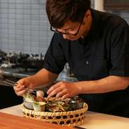 お客様に気持ちよく食べ、飲んで帰ってもらうことを大切にしている山中氏。かしこまった接客ではなく、適度にリラックスできるような距離感を意識することで、居心地良く過ごせると喜ばれています。