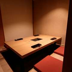 全席が和モダンの個室空間。旅館の離れでくつろぐような心地よさ