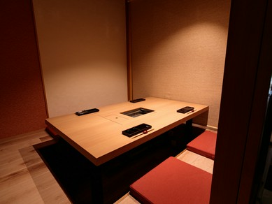 全席が和モダンの個室空間。旅館の離れでくつろぐような心地よさ