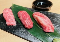 他店ではお目にかかれない神戸牛 / 松阪牛 / 近江牛の贅沢な炙り肉すし三種盛り。大きめのシャリを合わせた味わい＆食感、ボリュームとも大満足の肉すしです。刻みわさび醤油でお召し上がりいただけます♪

