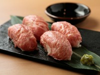 世界に誇る「近江牛」最高級ステーキ店に卸される近江牛と同ランクの肉を渾身の仕入れ。芸術的な霜降りの近江牛薄切りサーロインを軽く炙り、大きめのシャリを合わせた味わい＆食感、ボリュームとも大満足の肉すし♪