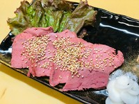 厚生労働省が定める規格を特殊製法で全てクリアしたレバ刺し。生に近い食感でレバの臭みが程よく消え、甘味とコクがあります。ごま塩／にんにく醤油でお召し上がりいただけます♪