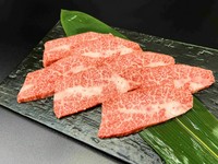 日本三大プレミアム和牛の一つ。世界に誇る「松阪牛」最高級ステーキ店に卸される松阪牛と同ランクの肉を渾身の仕入れ。昭和33年の創業以来受け継がれる、もみ込み塩味・もみ込みタレ味からお選びいただけます。