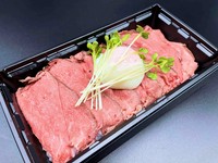 プレミアム国産牛希少部位「カメノコ」を贅沢に使用し、特殊製法でやわらかくてパサつきがなく上品に仕上げたローストビーフと特製温玉をのせたみくら特製お重。お電話でご予約いただけます♪
