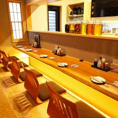 和風なつくりのカウンター席、粋でおしゃれな落ち着く空間