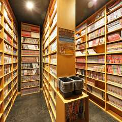 壁一面に広がる本棚、趣味で集められたマンガ本は圧巻の冊数