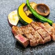 各都道府県より産地にこだわらず、肉質の良い肉をブロックで厳選仕入れ。オーダーカットしてジューシーに焼き上げられた逸品です。
※画像は『十勝清水牛ステーキ』です。