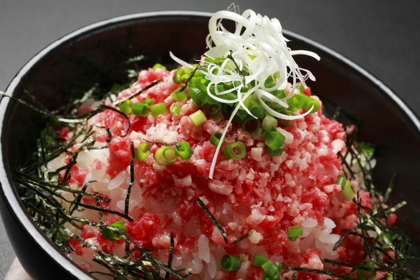  肉本来の旨みとトロリとした食感を楽しめる『牛トロごはん』