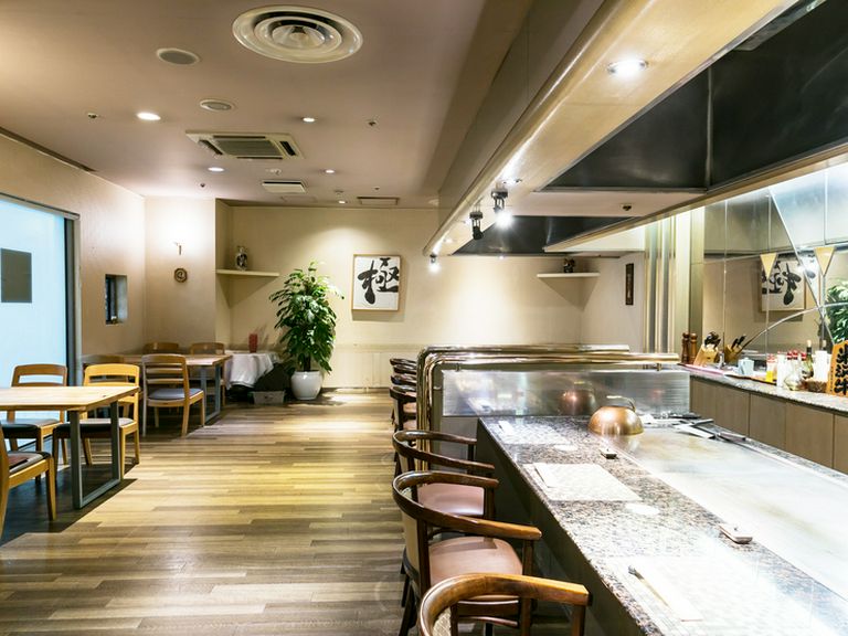 通路が広く、開放感のあるダイニングフロア