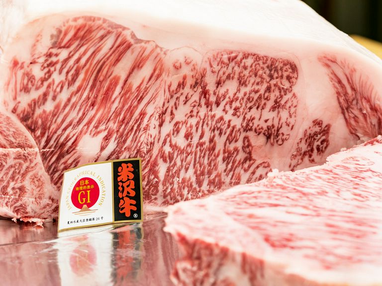 オープン以来の取引先「佐藤畜産」から届く「A5ランク米沢牛」