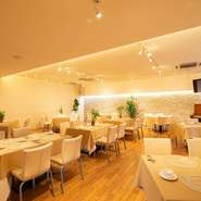 創業以来約20年、700組を超えるウエディングや披露宴を執り行ってきました。厳選素材を生かした料理、広々として各種設備の整ったレストランバンケット、経験豊富なスタッフが、人生に一度の宴を成功に導きます。