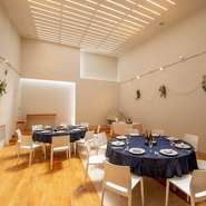 2階には、40人までの貸切専用パーティーバンケット(写真)、20人までのバー付きプレミアムラウンジを用意。接待や宴会から家族のお祝い事まで利用できます。