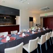 やすらぎの中に品の良さが漂うバー付きプレミアムラウンジは、気取りのない”おもてなし”にもってこい。予算に応じ、卓盛り・ビュッフェ・コース料理も用意できます。ラウンジの貸切は10名から。