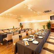 レストランバンケットには、ピアノ、プロジェクター・スクリーンなどあり。希望に応じカラオケの手配、ステージも設置。予算に合った逸品満載のコース料理やビュッフェも用意。コスパ良いパーティーが開けます。