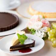 とろける食感『生チーズケーキ』、良質なチョコレートならではの濃厚なのにしつこくない『生ショコラタルト』はリピーターも多い看板スイーツ。接待や披露宴の手土産にも人気です。