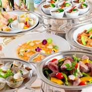 こだわり素材でつくる逸品満載の卓盛り料理。その豊かな味わいと鮮やかな見た目で各種パーティー、ウェディングなどに花を添えます。宴会用は3000円～、ウェディング用は6000円～。