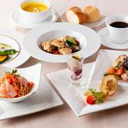 月替わりのお得なフルコース。前菜・スープ・パスタ・魚料理・肉料理・パン・デザート・コーヒー