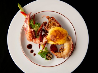 食べる人の好みに合わせて調理する『活オマール海老料理』