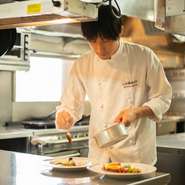 「厨房とレストランなどで接客するホールスタッフが連携してお客様情報を共有、お客様に喜んで頂くためのパフォーマンスを心がけています」(満永さん)。息の合ったチームプレーで、心地いい一時を生み出しています。