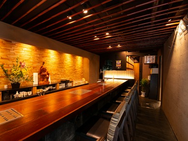 スタイリッシュなカウンターで頂く、極上黒毛和牛ステーキに舌鼓