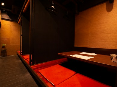 店主渾身の料理を堪能しながら、2人の記念日にワインで乾杯