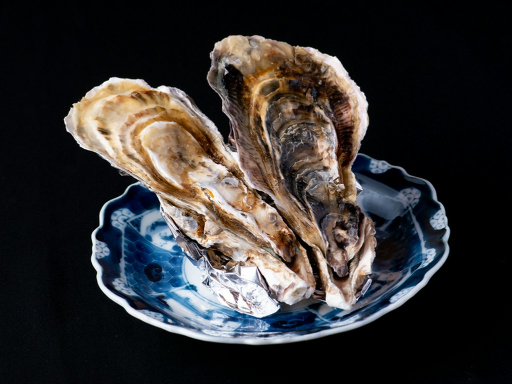 コース料理のお楽しみ、旬を味わえる『今日の選べる前菜　殻付きカキ』