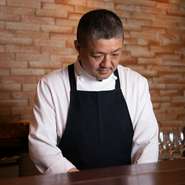 「美味しいお肉を好きなように自由に食べて欲しい」と語る店主。肩ひじ張らずに過ごして欲しいと願う雰囲気づくりはもちろん、細やかな気配りを大切にして接客されています。