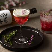 春のカクテルのテーマは「和」。桜や日本酒を用いて華やかに、爽やかに仕上げられた、バーテンダーのセンスが光る一杯を。※さくら/2,000円、さくらフィズ/1,600円＜ノンアルコール＞（3月1日～5月31日）

