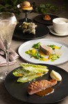当店エクゼクティブシェフが、旬の食材を斬新な視点で昇華させたイノベーティブなコース料理に仕上げます。