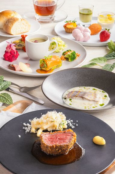 お肉とお魚のWメイン！！
料理を楽しんだ後は女性に嬉しいワゴンデザートサービス付き♪