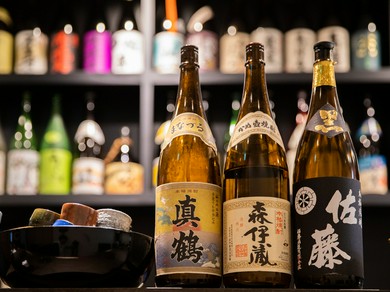 料理と合わせてセレクトできる、50種類以上の厳選焼酎