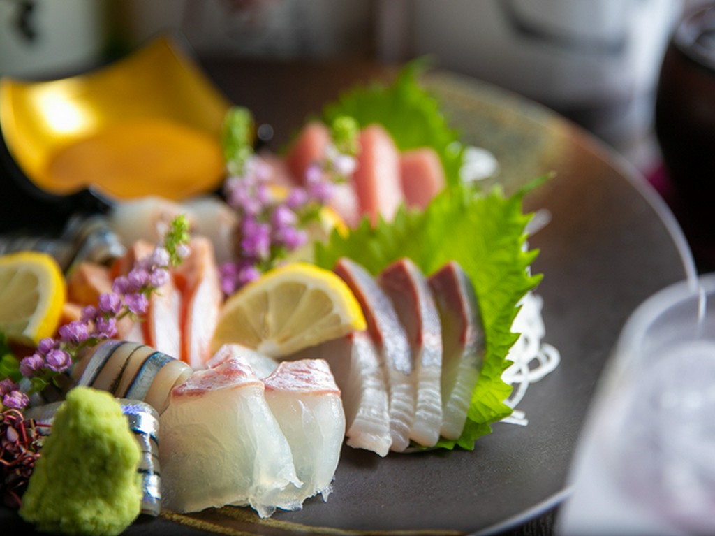 目でも楽しめる豪華な一皿『刺身盛り合わせ』