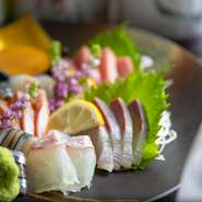 鮮度抜群の魚介を刺身で味わえる、贅沢な盛り合わせ。さまざまな料理に合わせて盛付ける器や添え物も選ぶこだわりよう。味だけでなく、目でも楽しめる料理でもてなしてくれます。