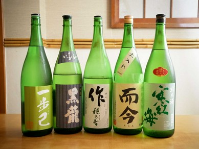 各地から取り揃えた銘酒の数々は、自慢の和食との相性抜群