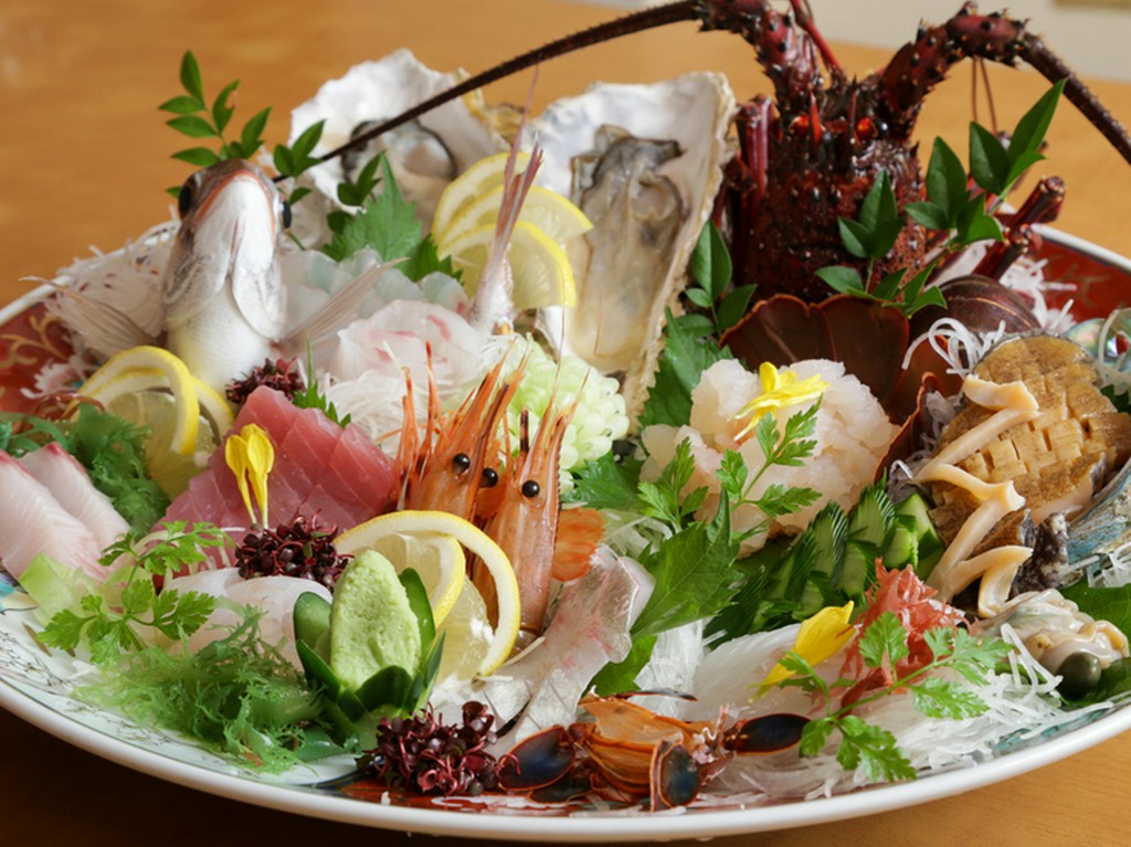 水槽には魚介がたくさん！豊富な品揃えと新鮮さが魅力『板長おまかせ刺身盛合わせ』