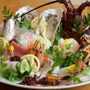 水槽には魚介がたくさん！常時150種類もの豊富な魚介類の品揃えと新鮮さが魅力です。板長に任せれば旬のおいしい魚介が食べられます。見た目も豪華なお酒が進む逸品です。 