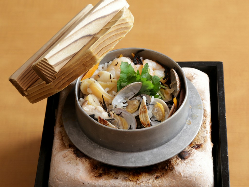 鳥羽市が認定する「鳥羽弁当」にも選ばれたナンバーワンメニュー『天びん屋の海女の釜めし』