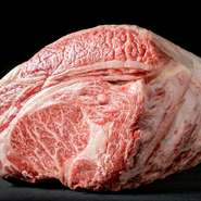 牛肉の脂は、諸刃の剣。美味ですが加齢とともに摂取しづらくなります。しかし漢方和牛の脂は融点が21度帯と低いため、体温で融けてさらっとしています。そのため、脂の乗った柔らかい牛肉を存分にいただけます。
