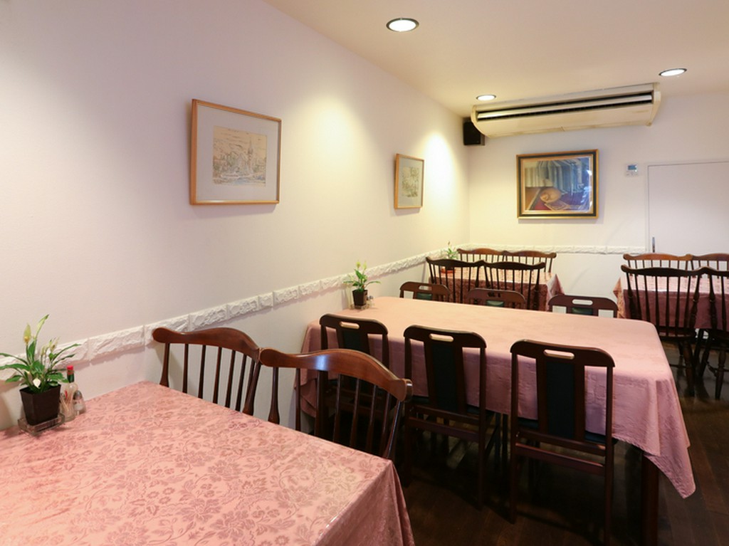 白を基調にした、清潔感が漂う空間。どこか懐かしく温かい雰囲気