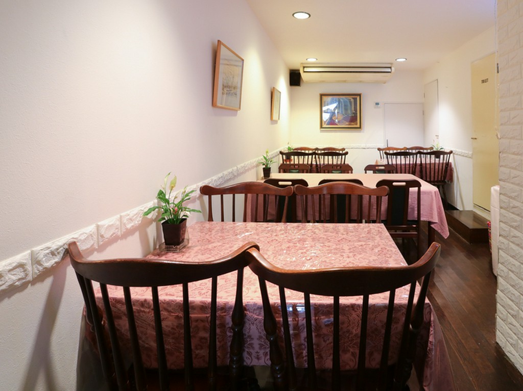 フラっと気軽に立ち寄れて、くつろいで食事を楽しめる街の洋食店