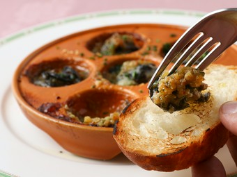 街の洋食店で味わえる、本格フランス料理の定番『エスカルゴのブルゴーニュ風』