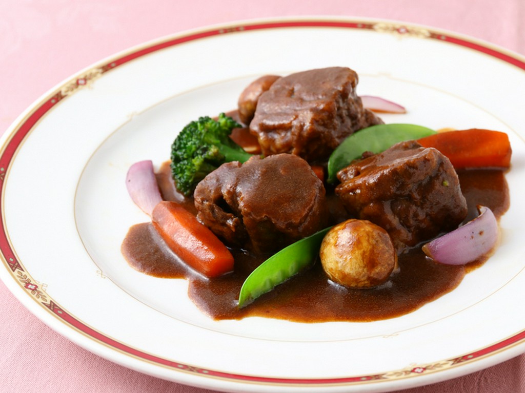 店主自慢のデミグラスソース！柔らかい国産牛と厳選した野菜をじっくり煮込んだ『ビーフシチュー』